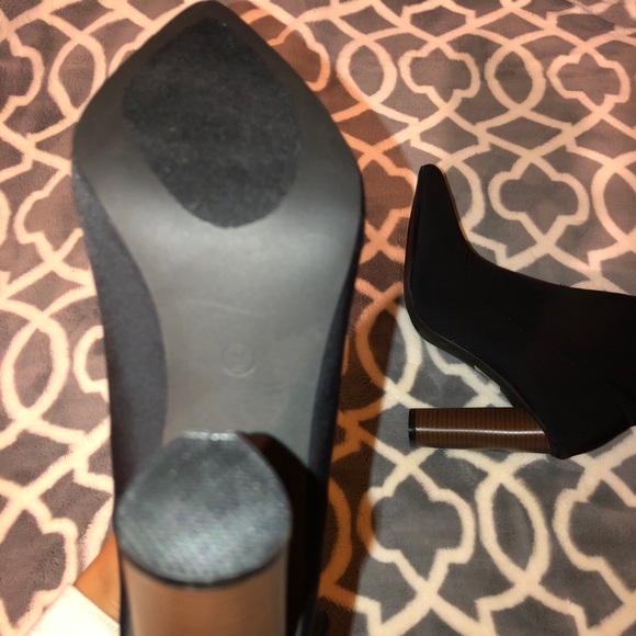 ❌SOLD❌ Black Mid Calf Boots - Picture 4 of 4